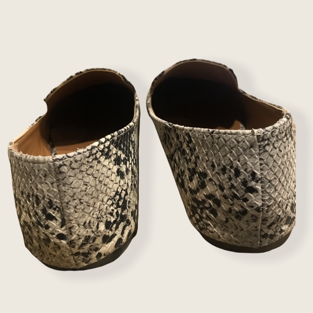 Qupid Snake Print Pointed Toe Flat Euc! - image 6